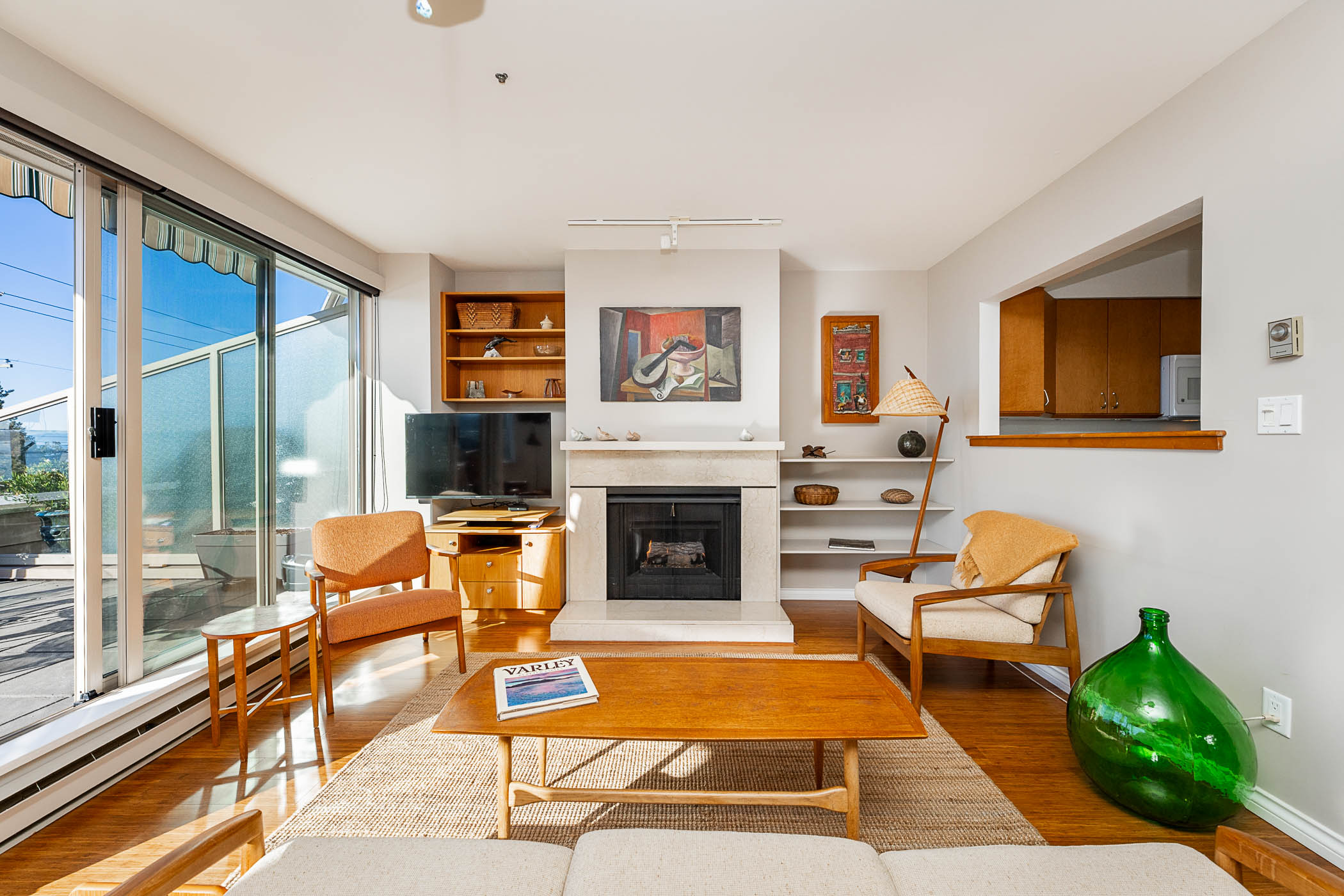 #201 - 2433 Bellevue Avenue